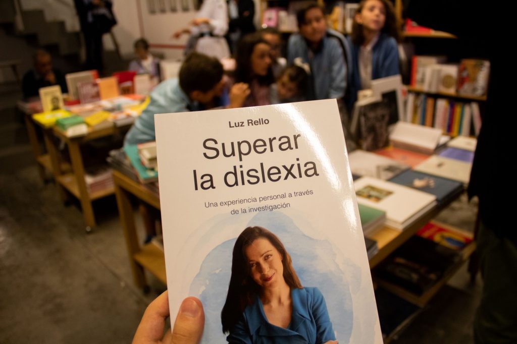 Superar la dislexia es un libro de Luz Rello que recoge las investigaciones y herramientas recientes para abordar la dislexia