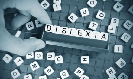 ¿Cómo influye el idioma en las manifestaciones de la dislexia?